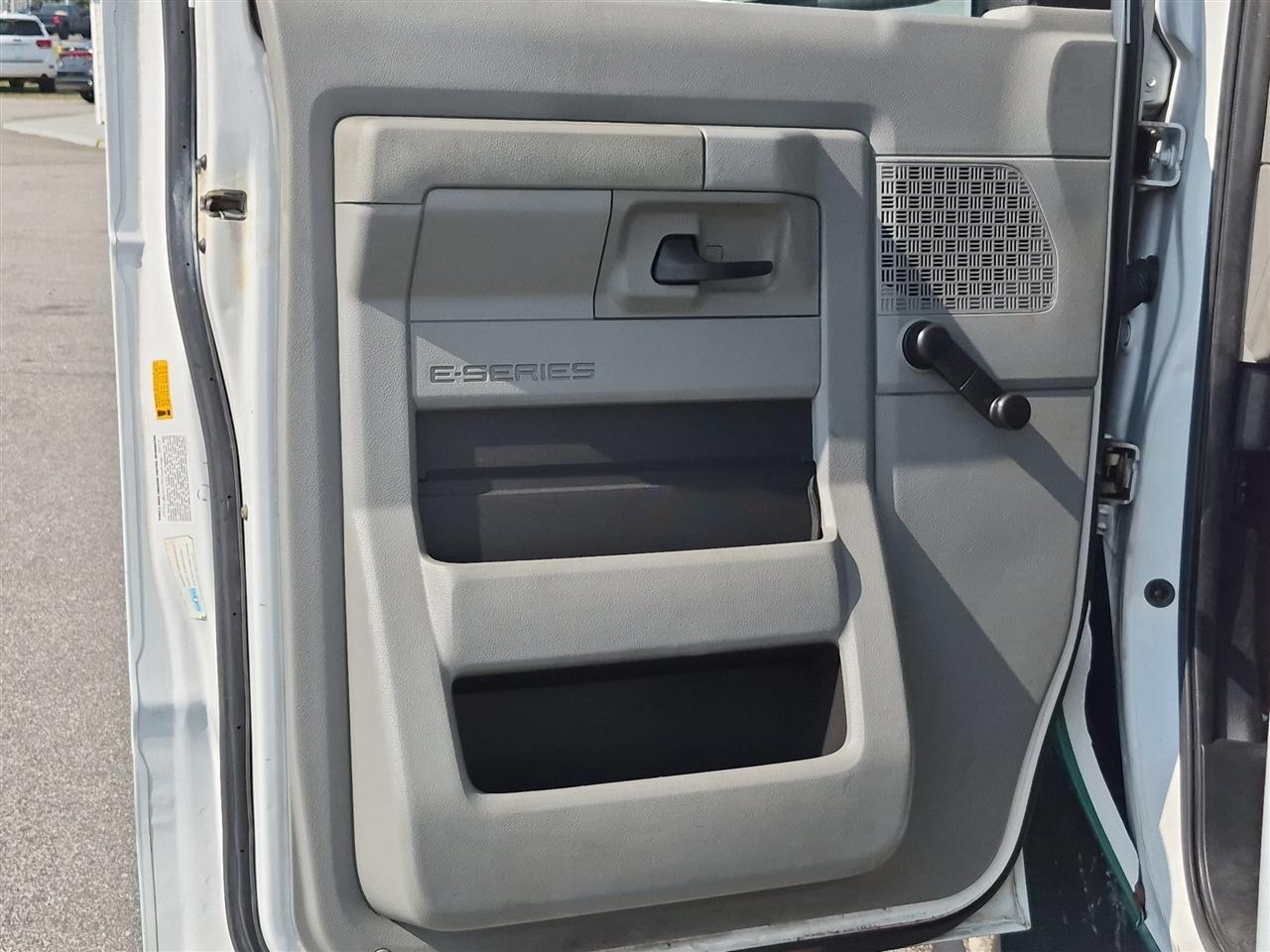 Ford Econoline Commercial Cutaway E-450 Super Duty 176" DRW 2012