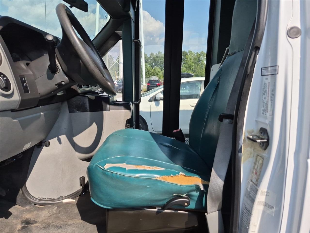 Ford Econoline Commercial Cutaway E-450 Super Duty 176" DRW 2012