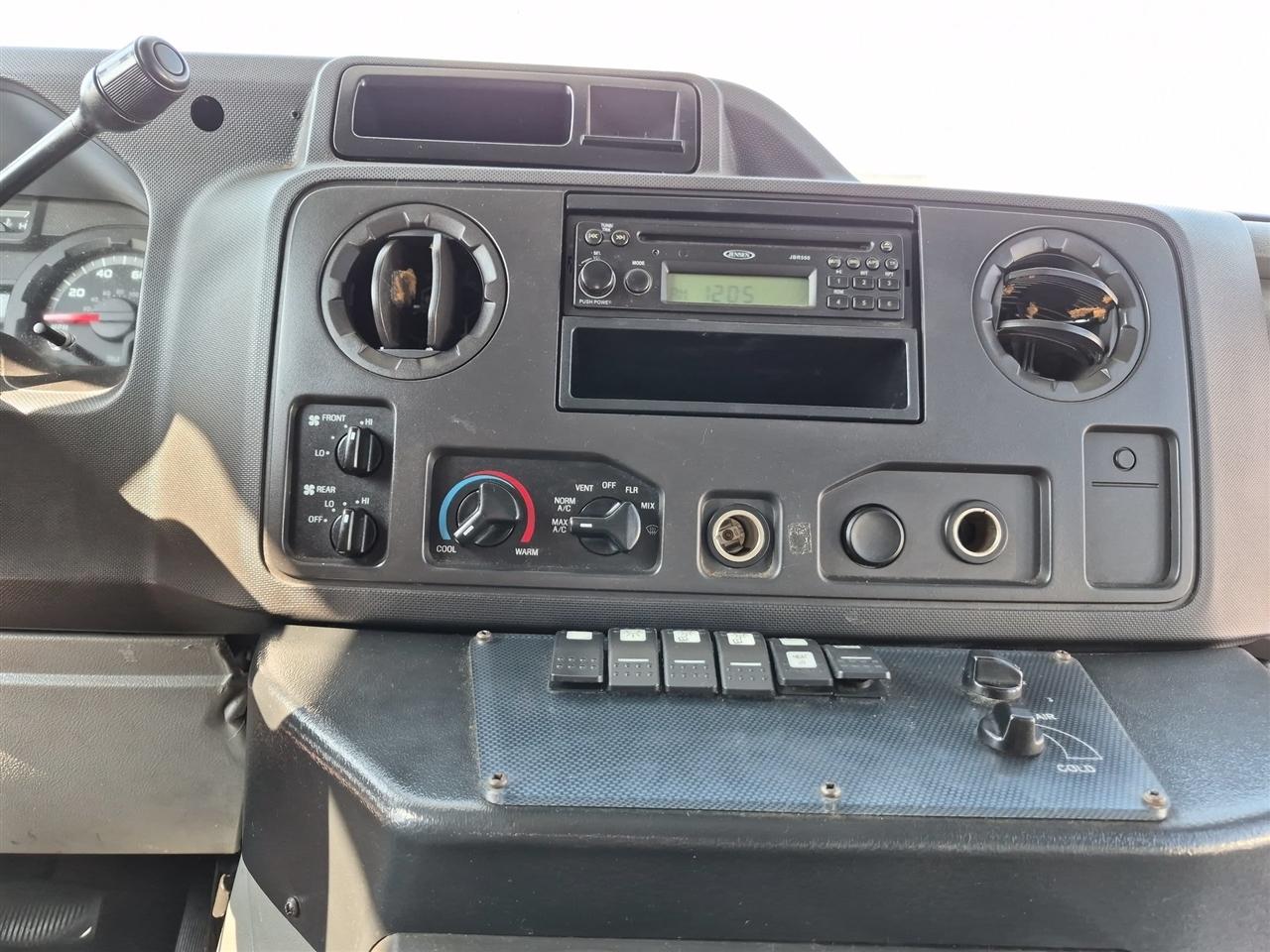 Ford Econoline Commercial Cutaway E-450 Super Duty 176" DRW 2012