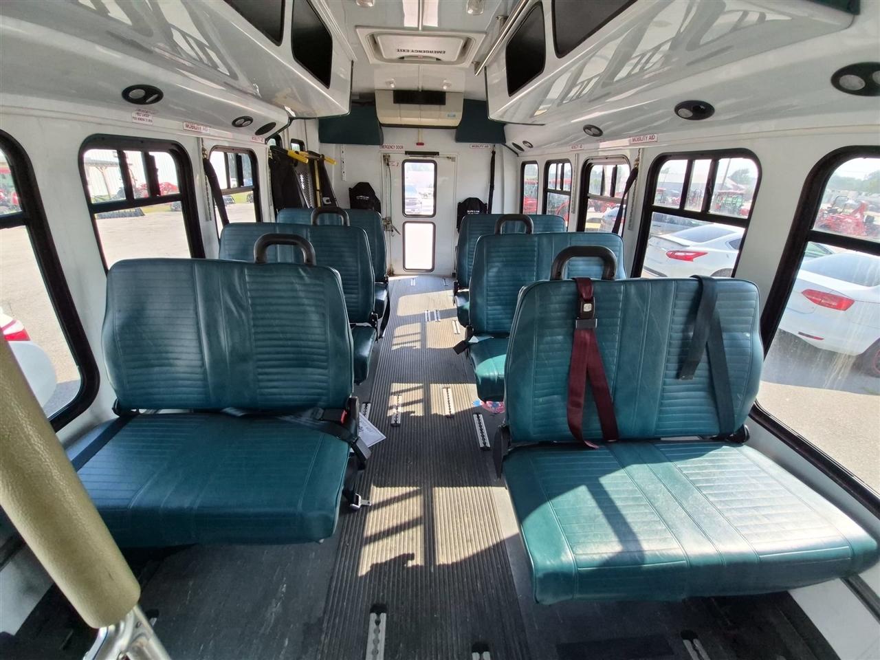 Ford Econoline Commercial Cutaway E-450 Super Duty 176" DRW 2012