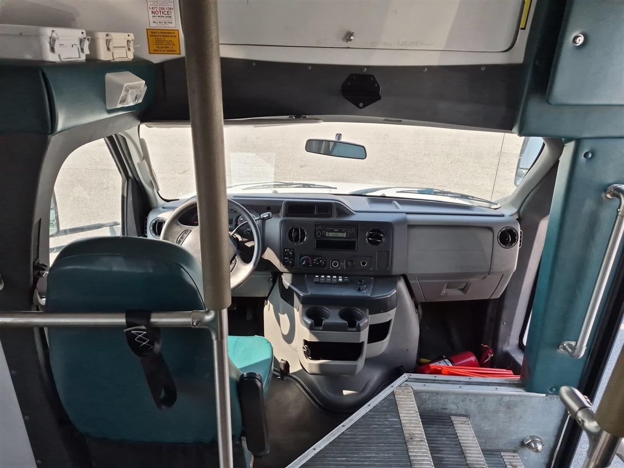 Ford Econoline Commercial Cutaway E-450 Super Duty 176" DRW 2012