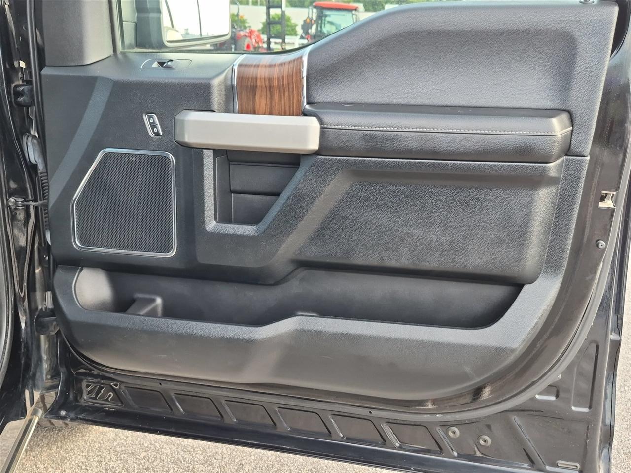 Ford F-150 4WD SuperCrew 150" Lariat 2017
