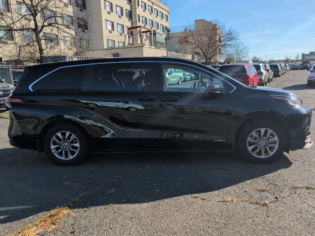2021 Toyota Sienna LE photo 2