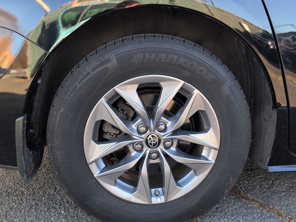 2021 Toyota Sienna LE photo 3