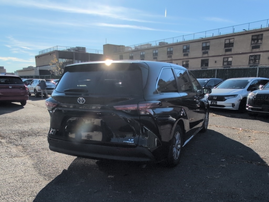 2021 Toyota Sienna LE photo 4