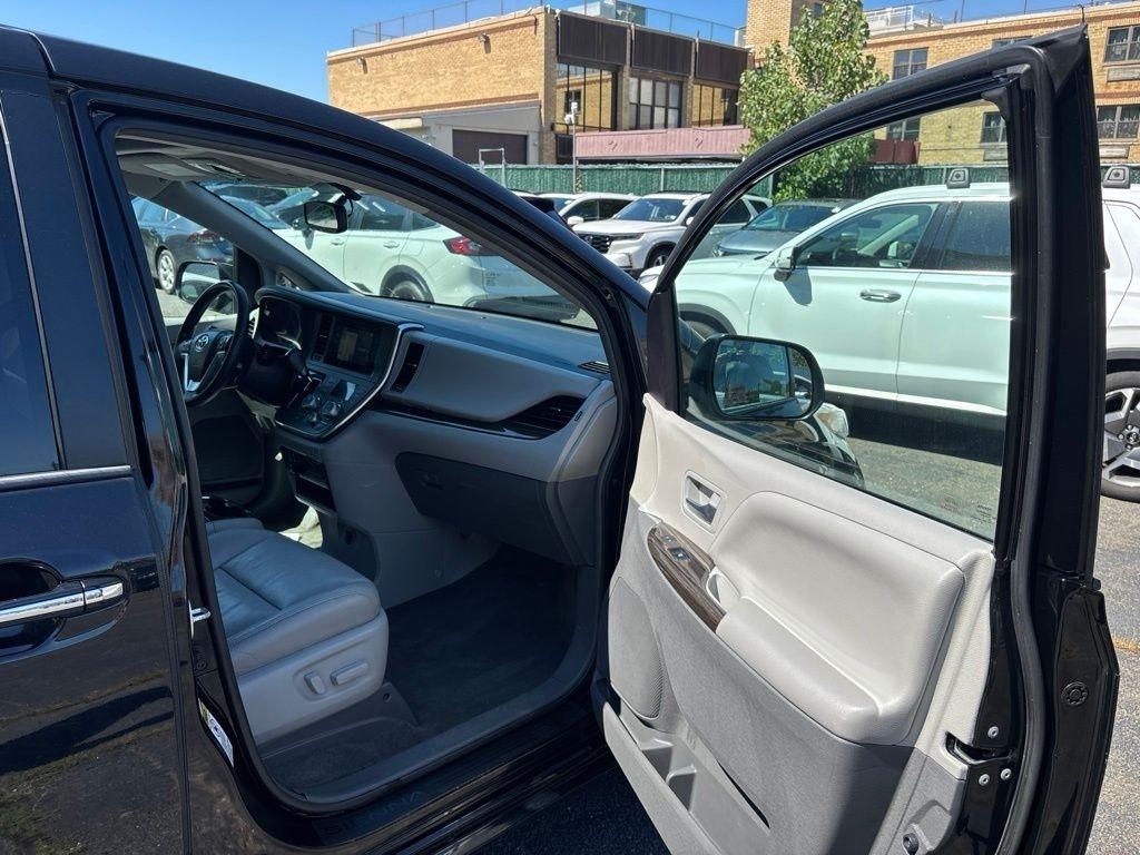 Toyota Sienna  2016