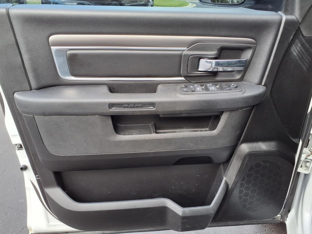 RAM 1500 Classic Warlock 4x4 Crew Cab 5'7" Box 2022 RAM 1500 Classic Warlock 4x4 Crew Cab 5'7" Box 2022