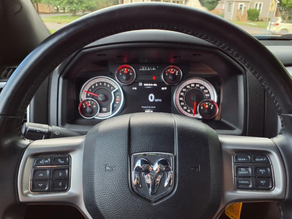 RAM 1500 Classic Warlock 4x4 Crew Cab 5'7" Box 2022 RAM 1500 Classic Warlock 4x4 Crew Cab 5'7" Box 2022