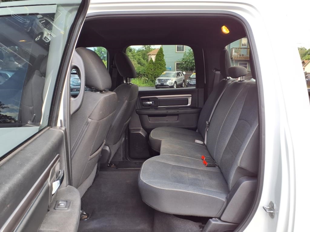 RAM 1500 Classic Warlock 4x4 Crew Cab 5'7" Box 2022 RAM 1500 Classic Warlock 4x4 Crew Cab 5'7" Box 2022