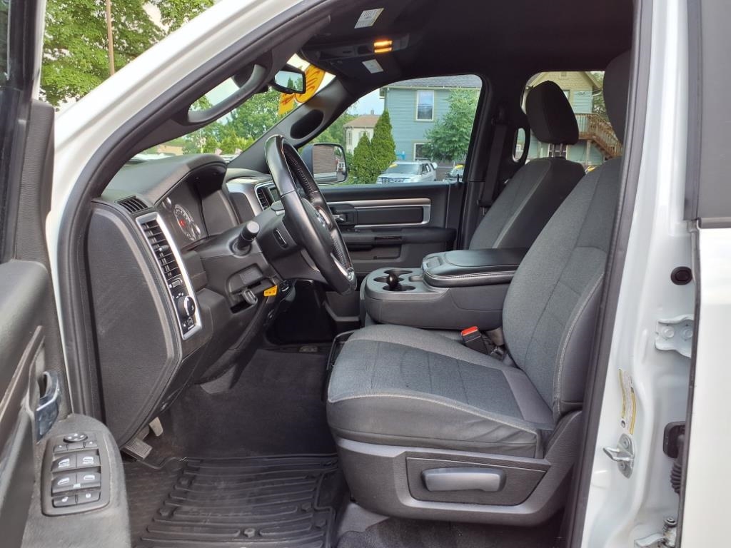 RAM 1500 Classic Warlock 4x4 Crew Cab 5'7" Box 2022 RAM 1500 Classic Warlock 4x4 Crew Cab 5'7" Box 2022