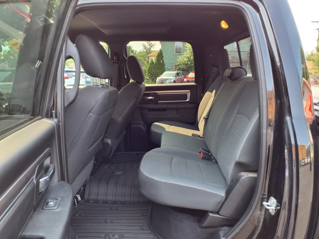 RAM 1500 Classic Warlock 4x4 Crew Cab 5'7" Box 2022 RAM 1500 Classic Warlock 4x4 Crew Cab 5'7" Box 2022