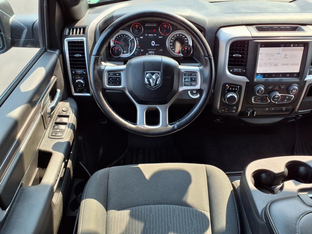 RAM 1500 Classic Warlock 4x4 Crew Cab 5'7" Box 2022 RAM 1500 Classic Warlock 4x4 Crew Cab 5'7" Box 2022