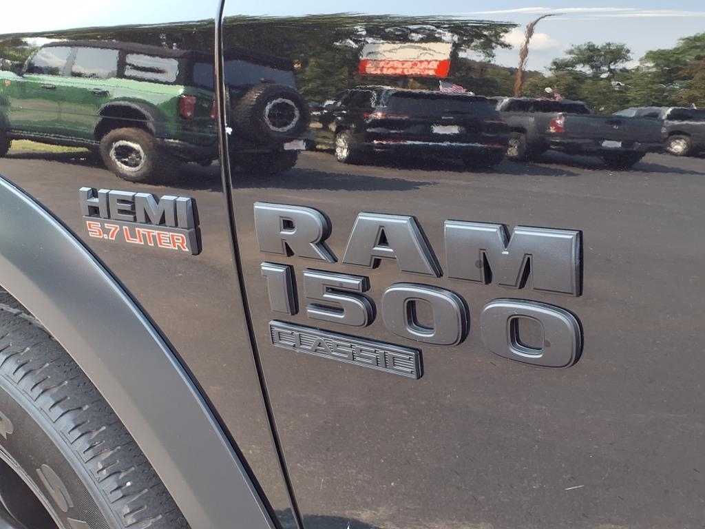 RAM 1500 Classic Warlock 4x4 Crew Cab 5'7" Box 2022 RAM 1500 Classic Warlock 4x4 Crew Cab 5'7" Box 2022