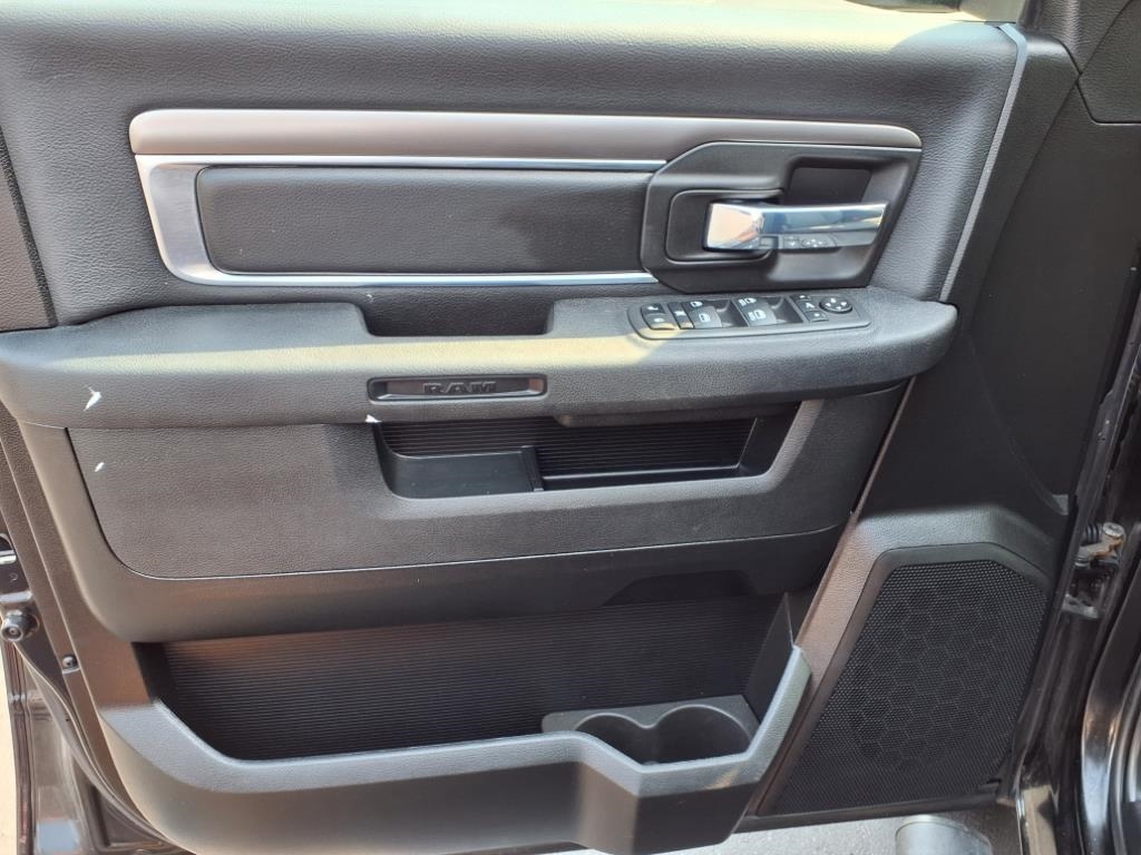 RAM 1500 Classic Warlock 4x4 Crew Cab 5'7" Box 2022 RAM 1500 Classic Warlock 4x4 Crew Cab 5'7" Box 2022