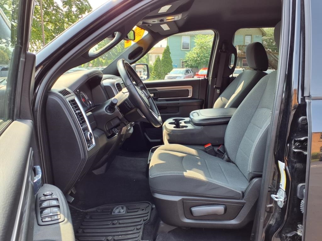 RAM 1500 Classic Warlock 4x4 Crew Cab 5'7" Box 2022 RAM 1500 Classic Warlock 4x4 Crew Cab 5'7" Box 2022