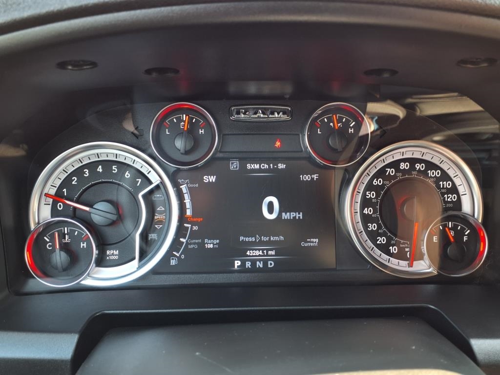 RAM 1500 Classic Warlock 4x4 Crew Cab 5'7" Box 2022 RAM 1500 Classic Warlock 4x4 Crew Cab 5'7" Box 2022