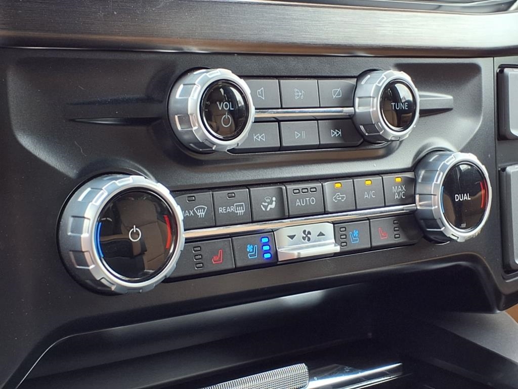 Ford Super Duty F-450 DRW Lariat 4WD Crew Cab 203" WB 84" CA 2024