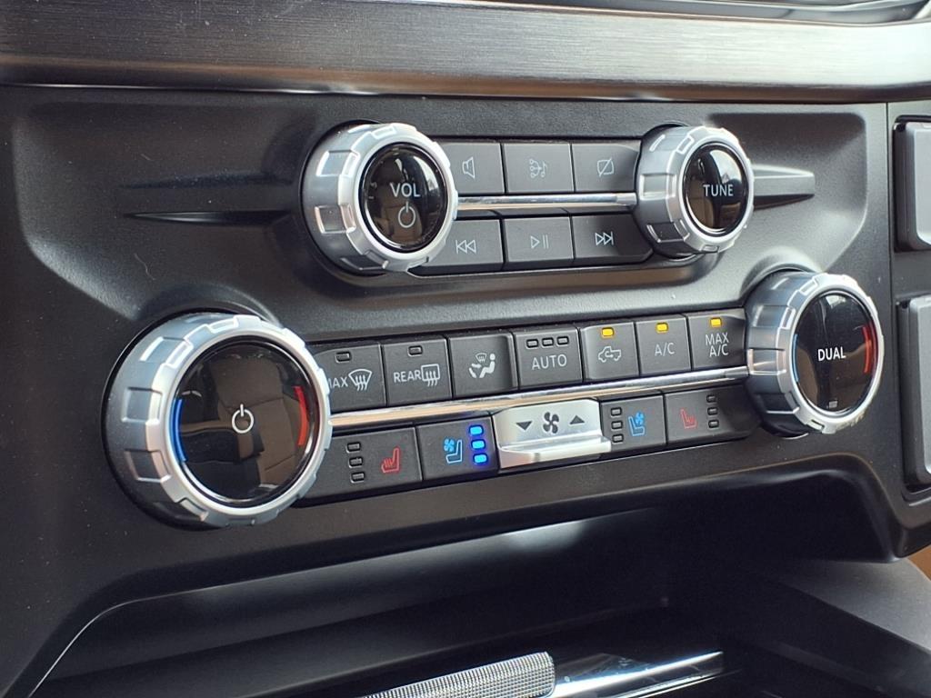 Ford Super Duty F-450 DRW Lariat 4WD Crew Cab 203" WB 84" CA 2024