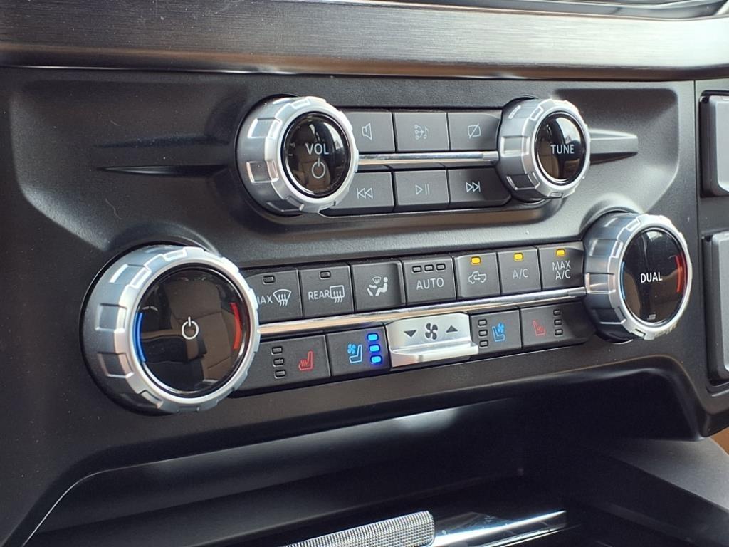 Ford Super Duty F-450 DRW Lariat 4WD Crew Cab 203" WB 84" CA 2024