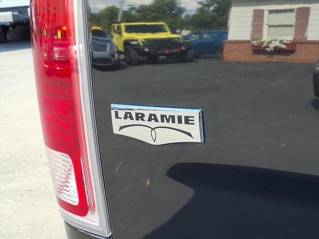 RAM 1500 4WD Crew Cab 149" Laramie 2017 RAM 1500 4WD Crew Cab 149" Laramie 2017