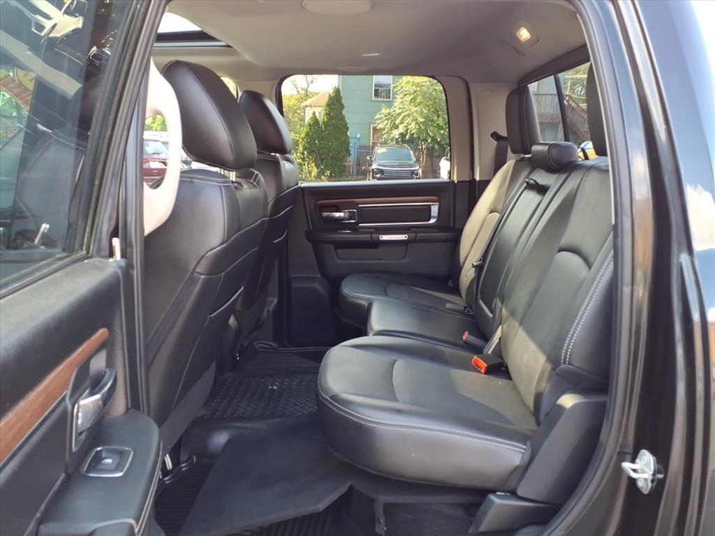 RAM 1500 4WD Crew Cab 149" Laramie 2017 RAM 1500 4WD Crew Cab 149" Laramie 2017