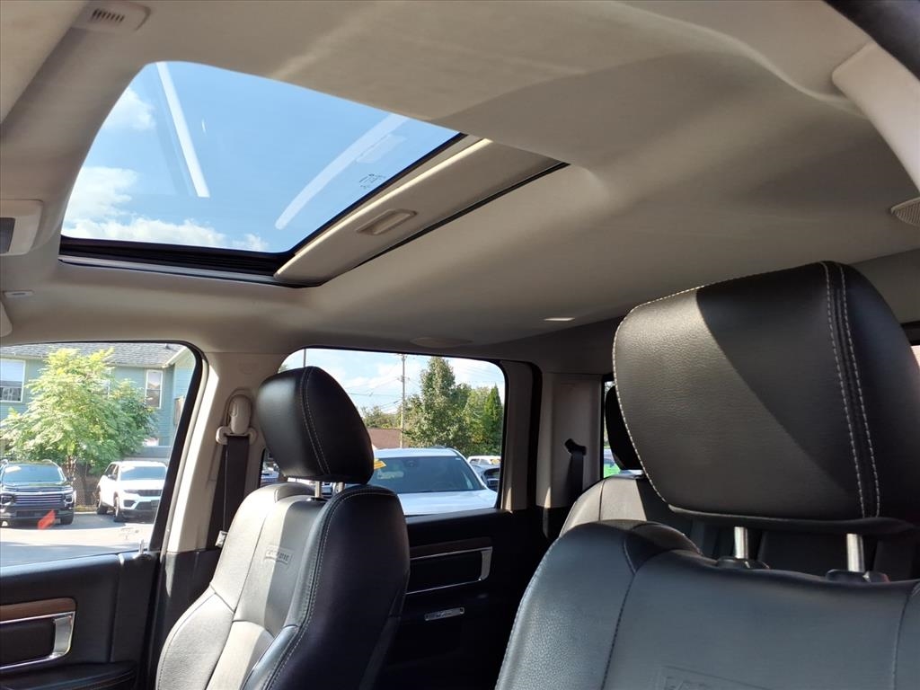 RAM 1500 4WD Crew Cab 149" Laramie 2017