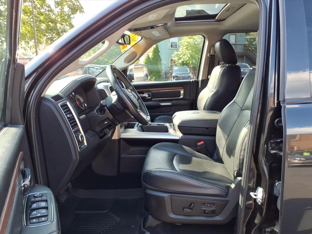 RAM 1500 4WD Crew Cab 149" Laramie 2017