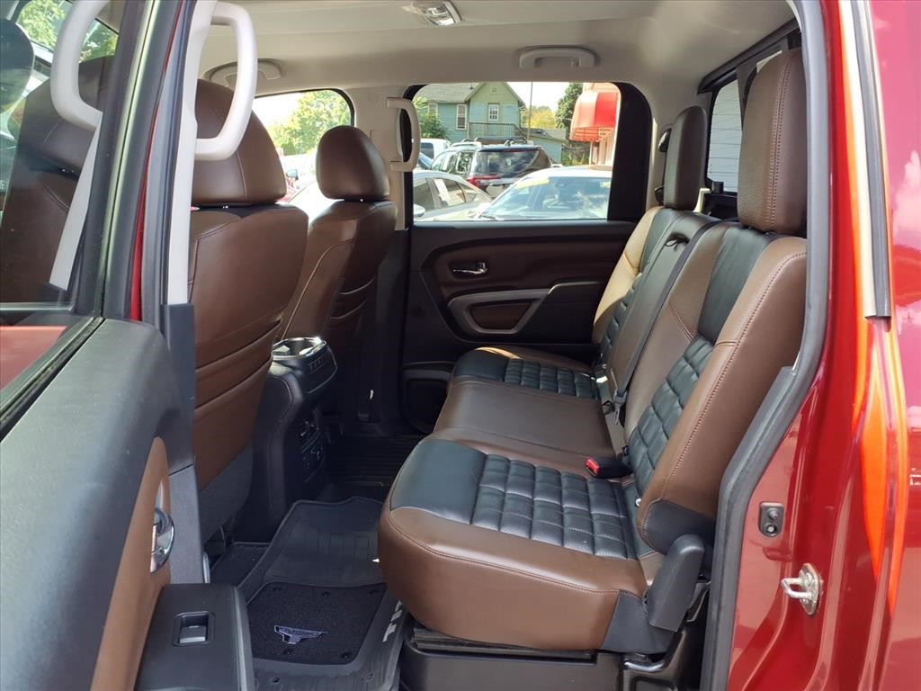 2018 Nissan Titan Crew Cab S photo 9