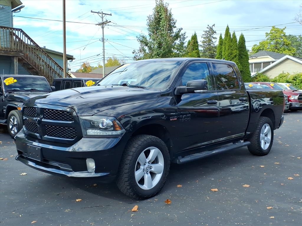 RAM 1500 Night 4x4 Crew Cab 5'7" Box *Ltd Avail* 2018 RAM 1500 Night 4x4 Crew Cab 5'7" Box *Ltd Avail* 2018