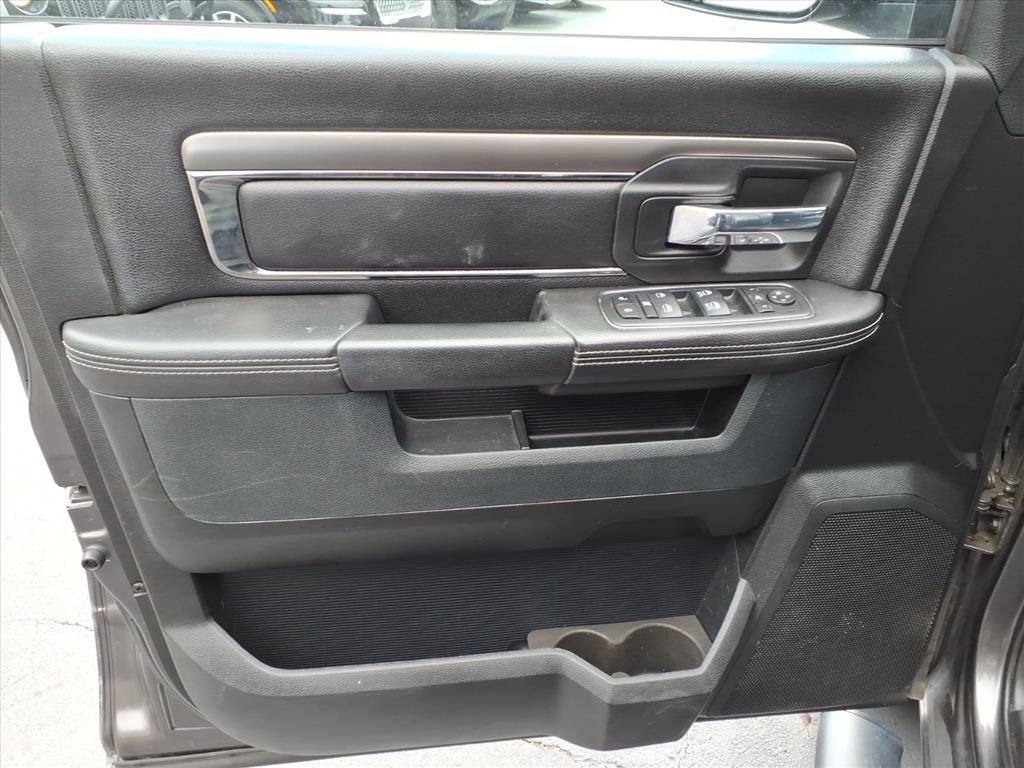 RAM 1500 4WD Crew Cab 140.5" Sport 2017