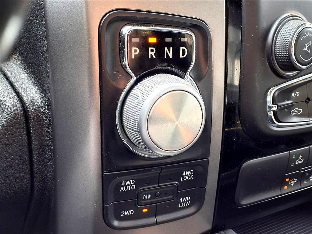 RAM 1500 4WD Crew Cab 140.5" Sport 2017