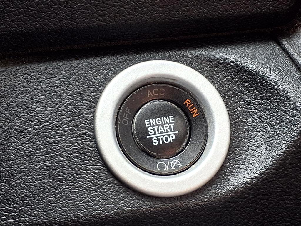 RAM 1500 4WD Crew Cab 140.5" Sport 2017