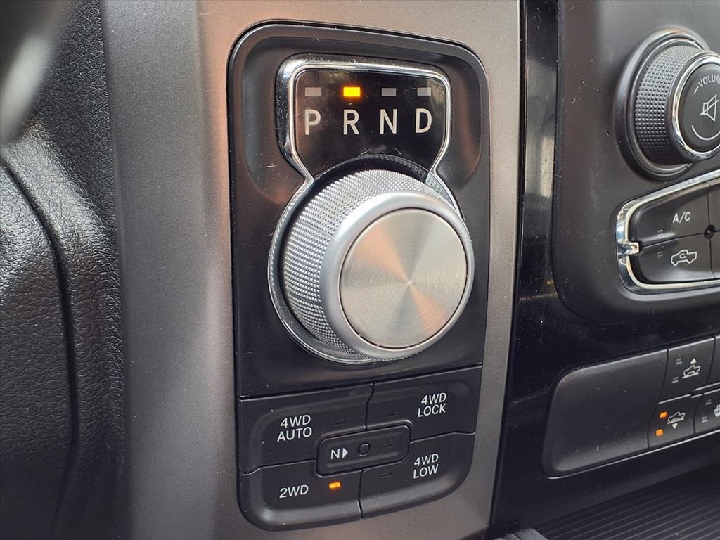 RAM 1500 4WD Crew Cab 140.5" Sport 2017