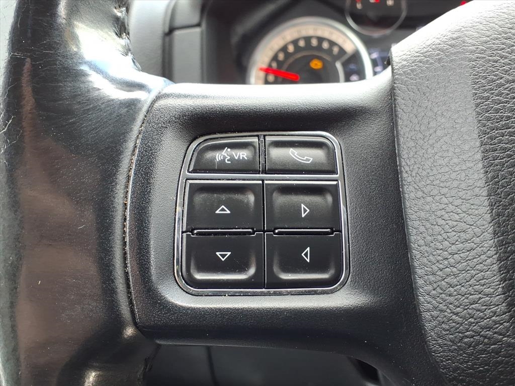 RAM 1500 4WD Crew Cab 140.5" Sport 2017