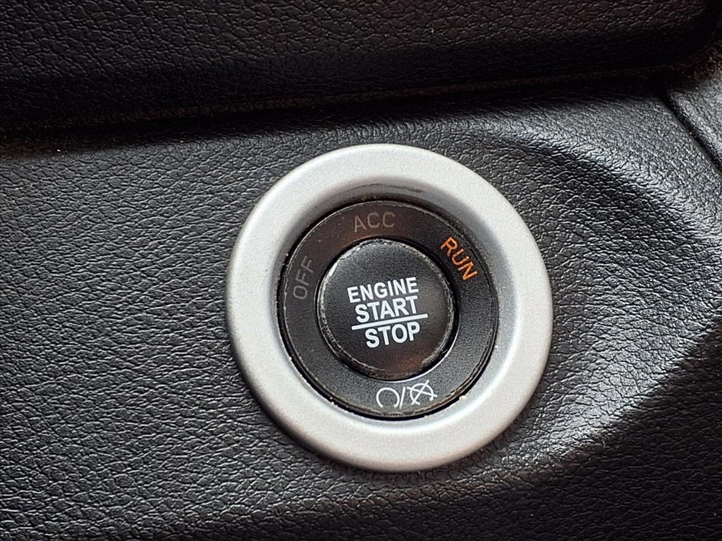 RAM 1500 4WD Crew Cab 140.5" Sport 2017