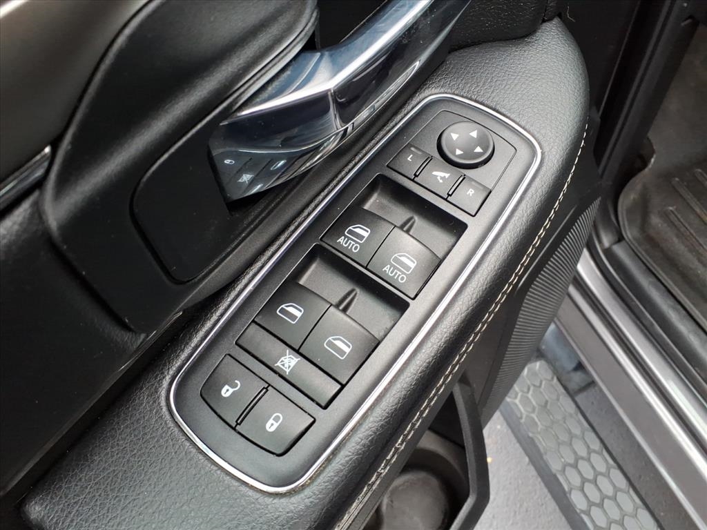 RAM 1500 4WD Crew Cab 140.5" Sport 2017