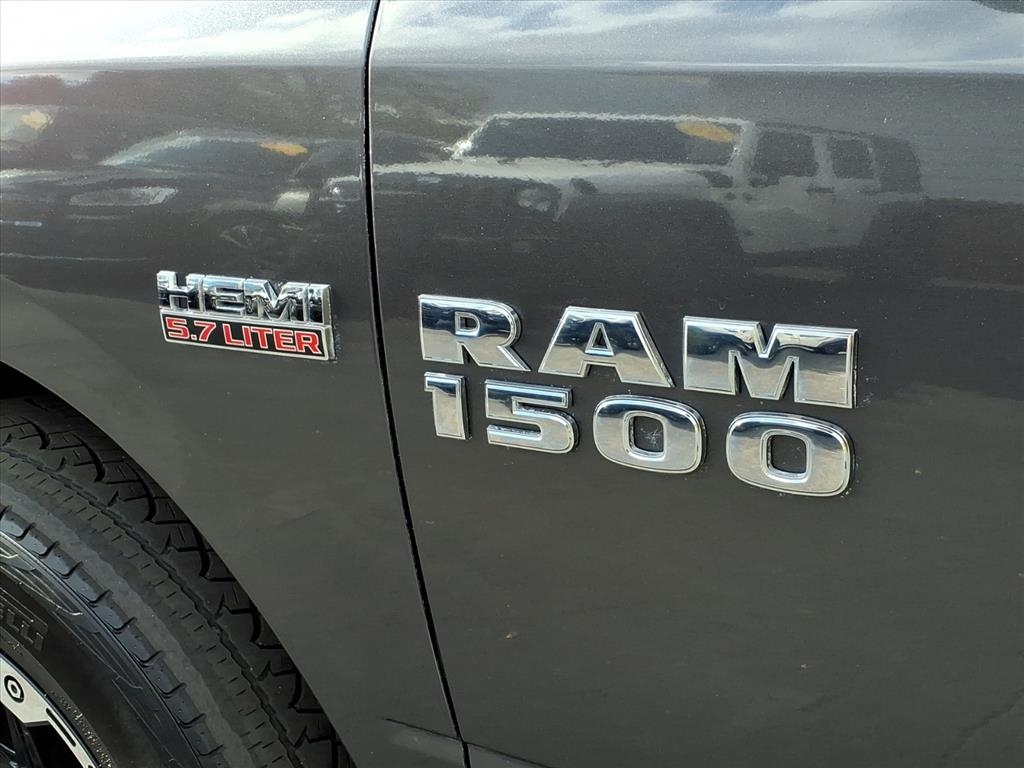 RAM 1500 4WD Crew Cab 140.5" Sport 2017