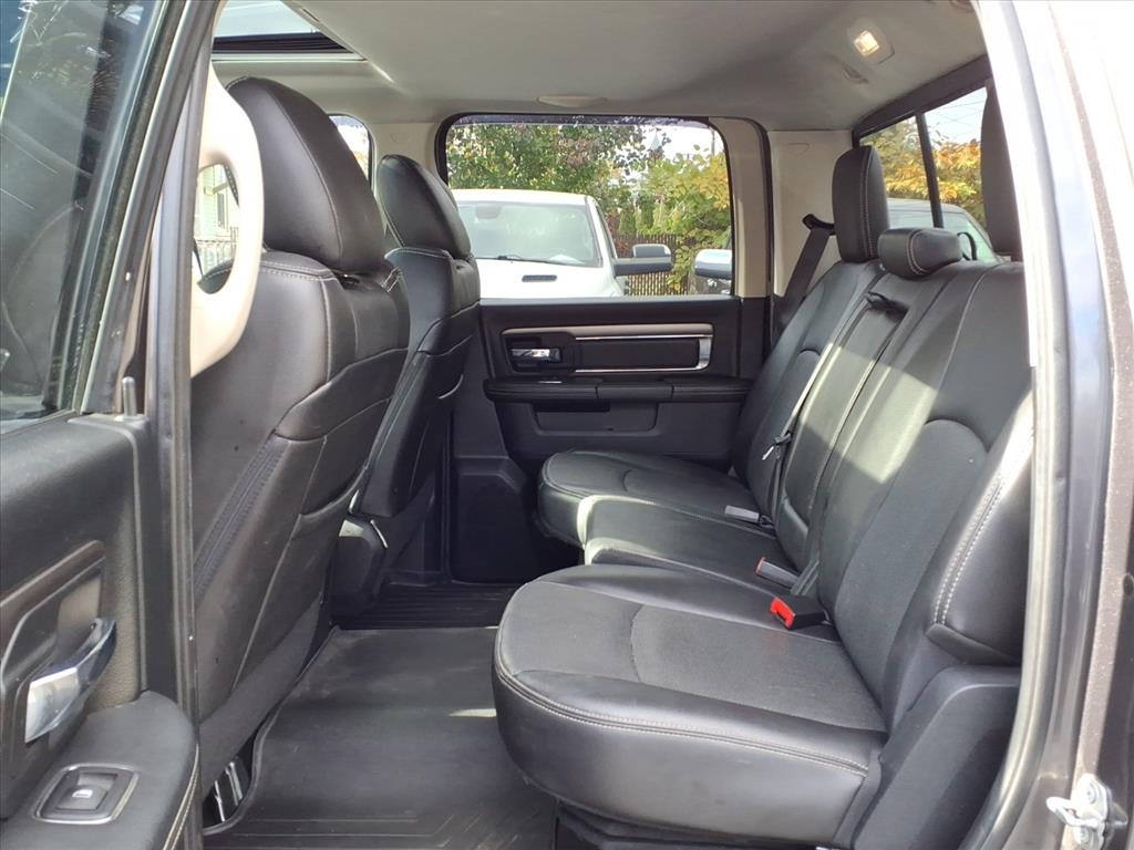 RAM 1500 4WD Crew Cab 140.5" Sport 2017