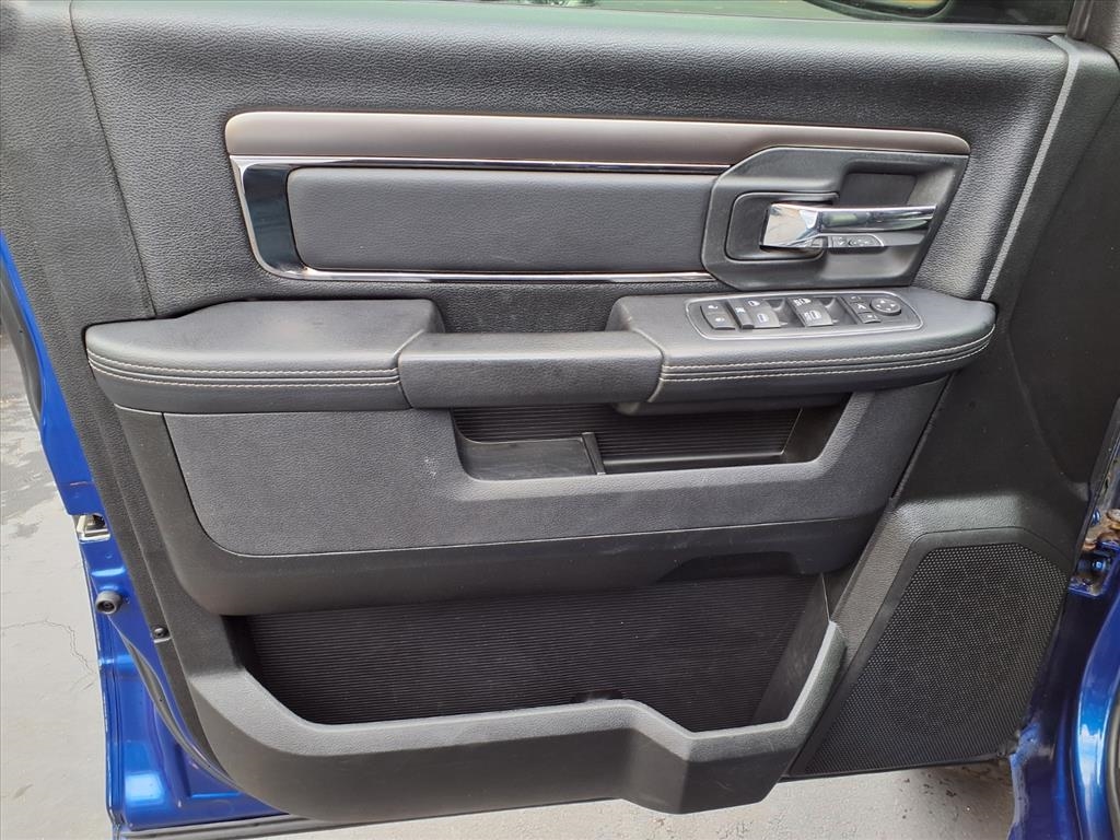 RAM 1500 4WD Crew Cab 140.5" Sport 2016