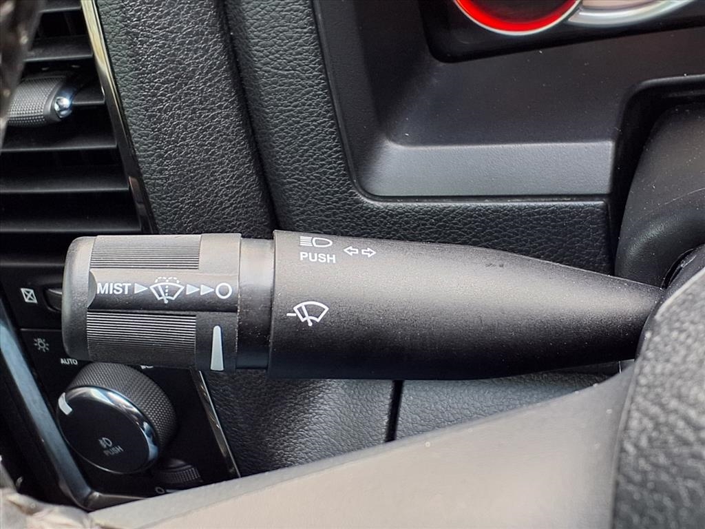 RAM 1500 4WD Crew Cab 140.5" Sport 2016