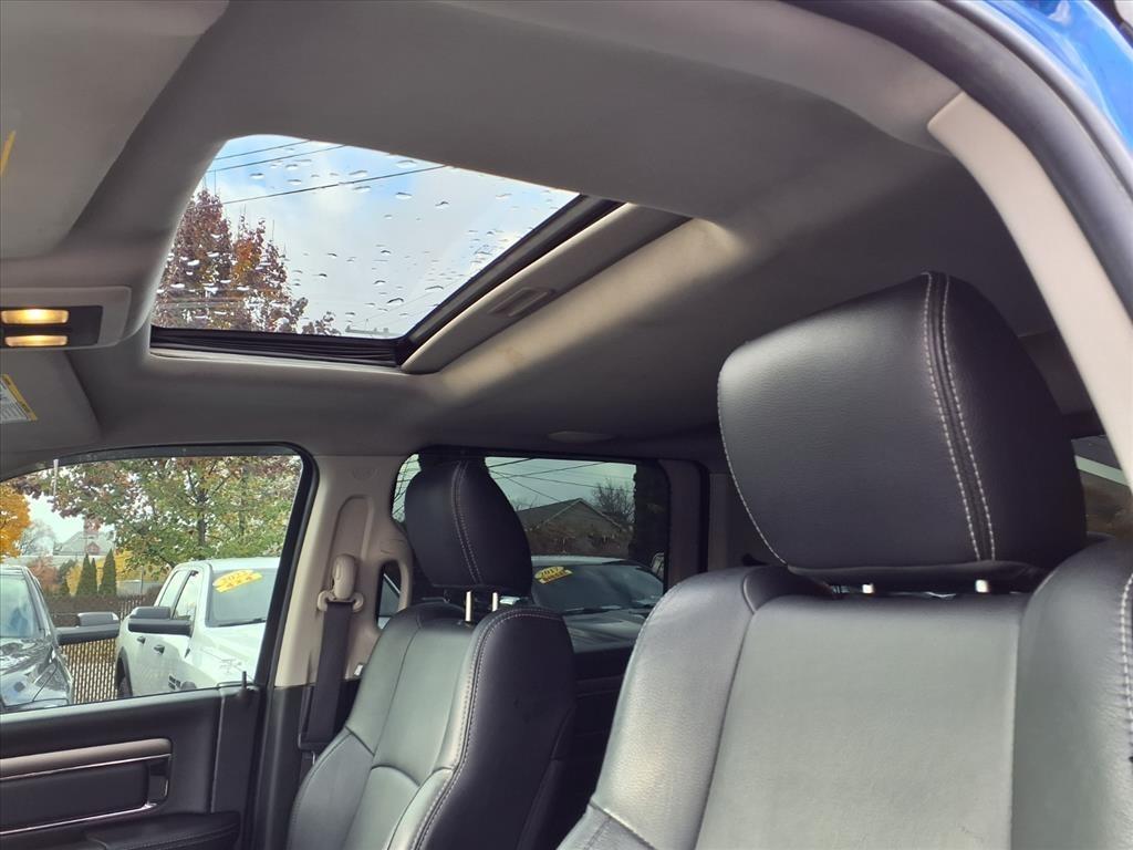 RAM 1500 4WD Crew Cab 140.5" Sport 2016