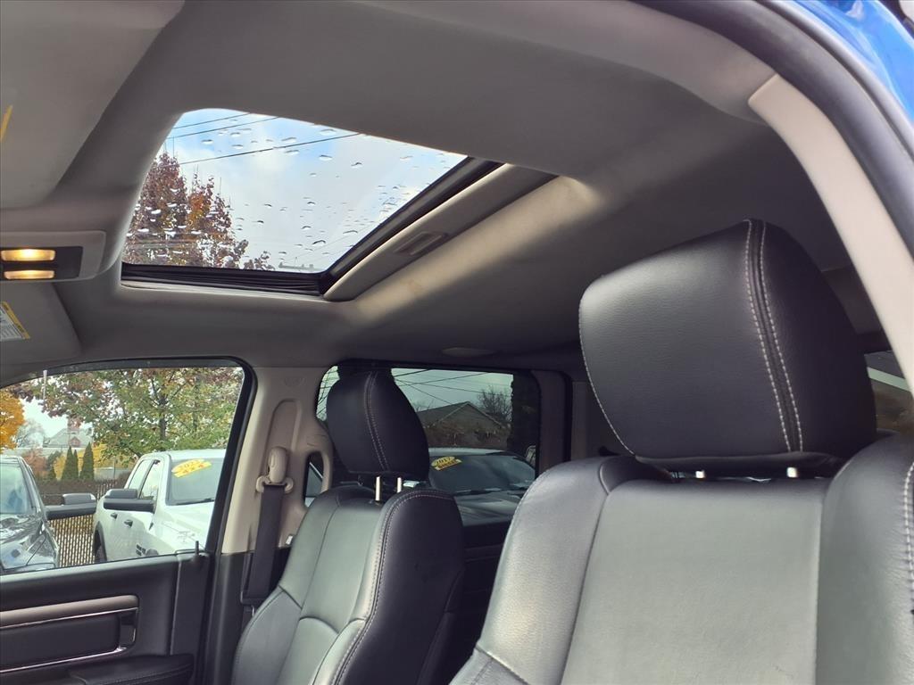 RAM 1500 4WD Crew Cab 140.5" Sport 2016