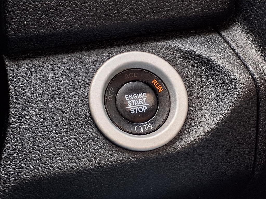 RAM 1500 4WD Crew Cab 140.5" Sport 2016