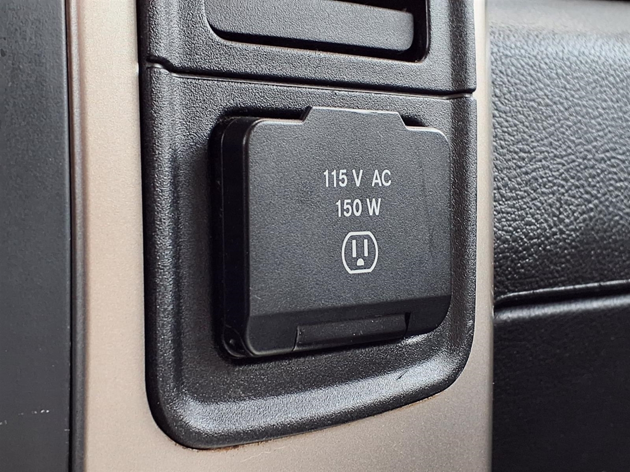 RAM 1500 SLT 4x4 Quad Cab 6'4" Box 2018