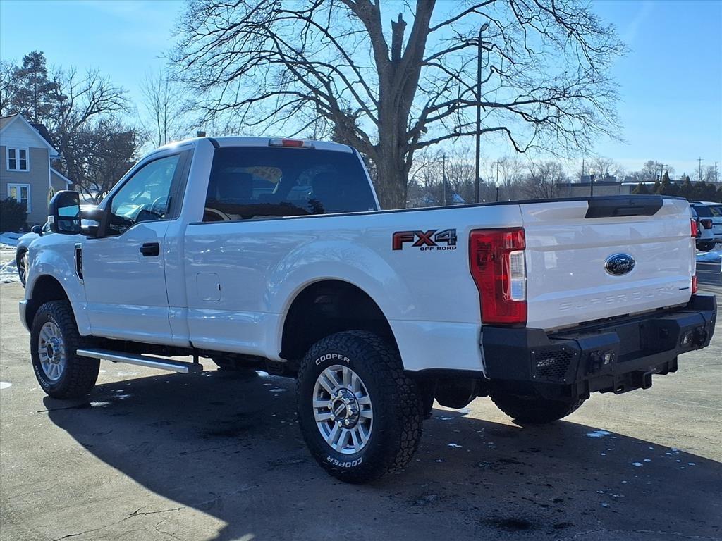 Ford Super Duty F-350 SRW XLT 4WD Reg Cab 8' Box 2017