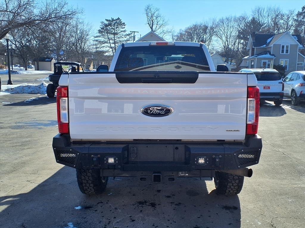 Ford Super Duty F-350 SRW XLT 4WD Reg Cab 8' Box 2017