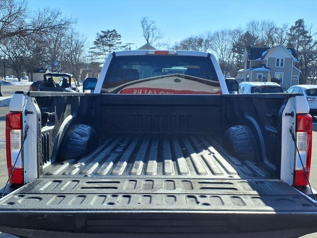 Ford Super Duty F-350 SRW XLT 4WD Reg Cab 8' Box 2017