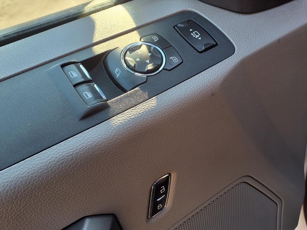 Ford Super Duty F-350 SRW XLT 4WD Reg Cab 8' Box 2017