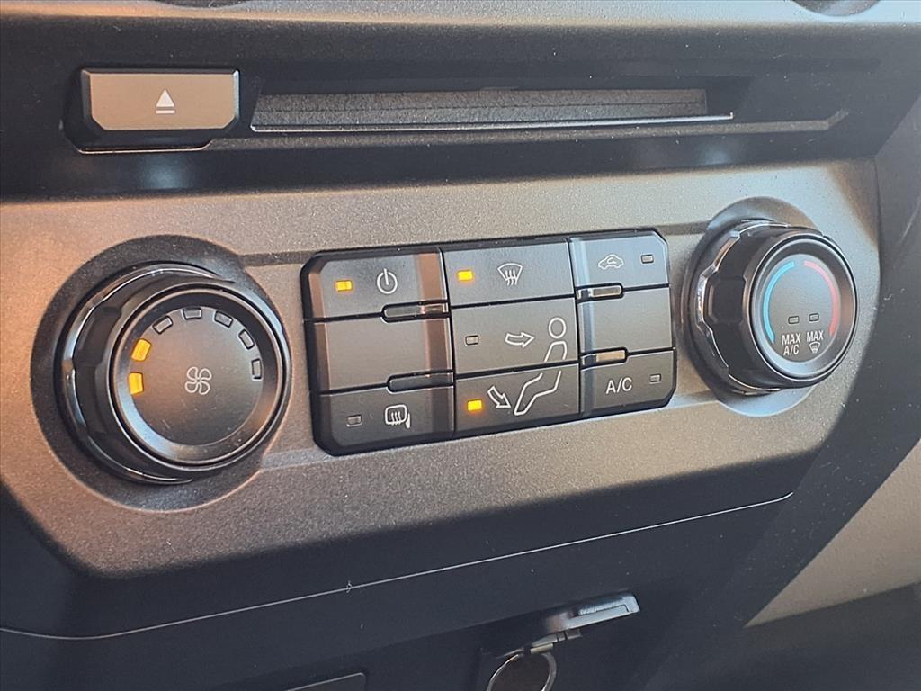 Ford Super Duty F-350 SRW XLT 4WD Reg Cab 8' Box 2017