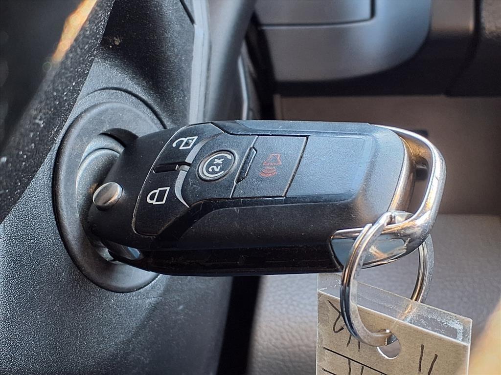 Ford Super Duty F-350 SRW XLT 4WD Reg Cab 8' Box 2017